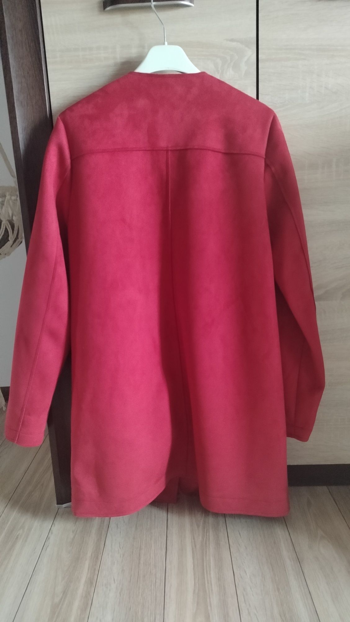 Czerwony burgrundowy płaszcz długi zamszowy cienki zapinany na zatrzas