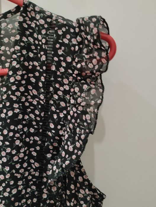 Blusa com folhos super fresca. Preta rosa e branca.