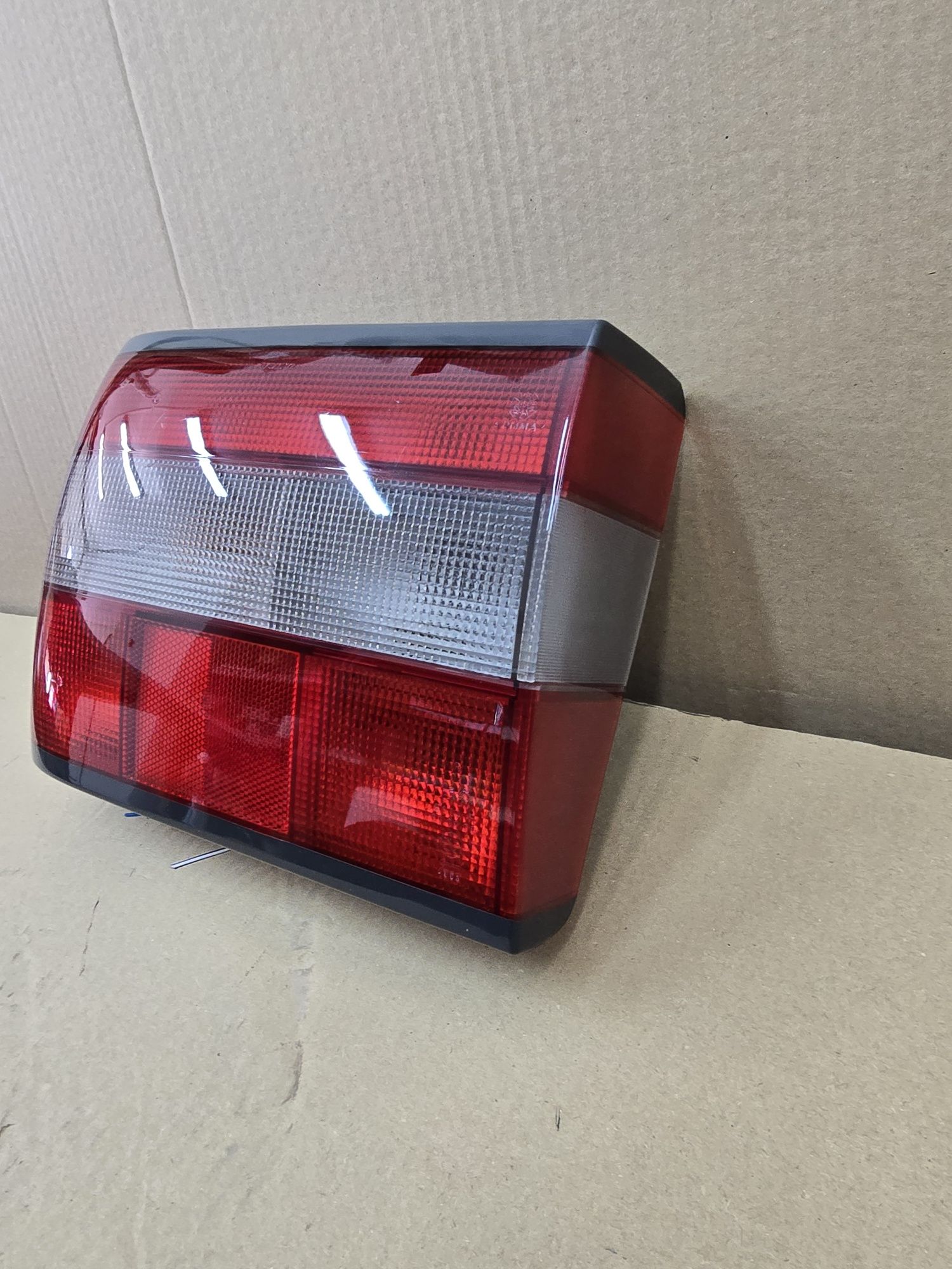 Lampa tylna lewa volvo 850 95 Rok