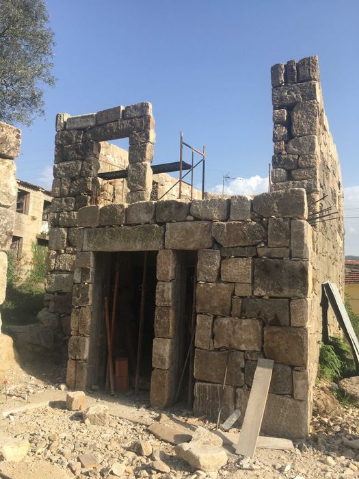 Quinta com 3 casas e vistas de rio na praia fluvial de Boelhe