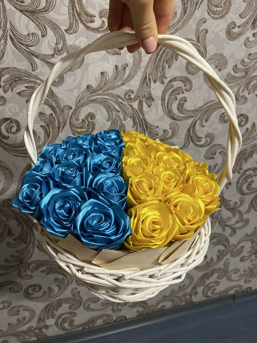 Квіти з атласної стрічки в наявності