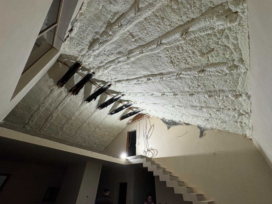 Ocieplanie pianą PUR izolacje pianką poddasza stropów dachów