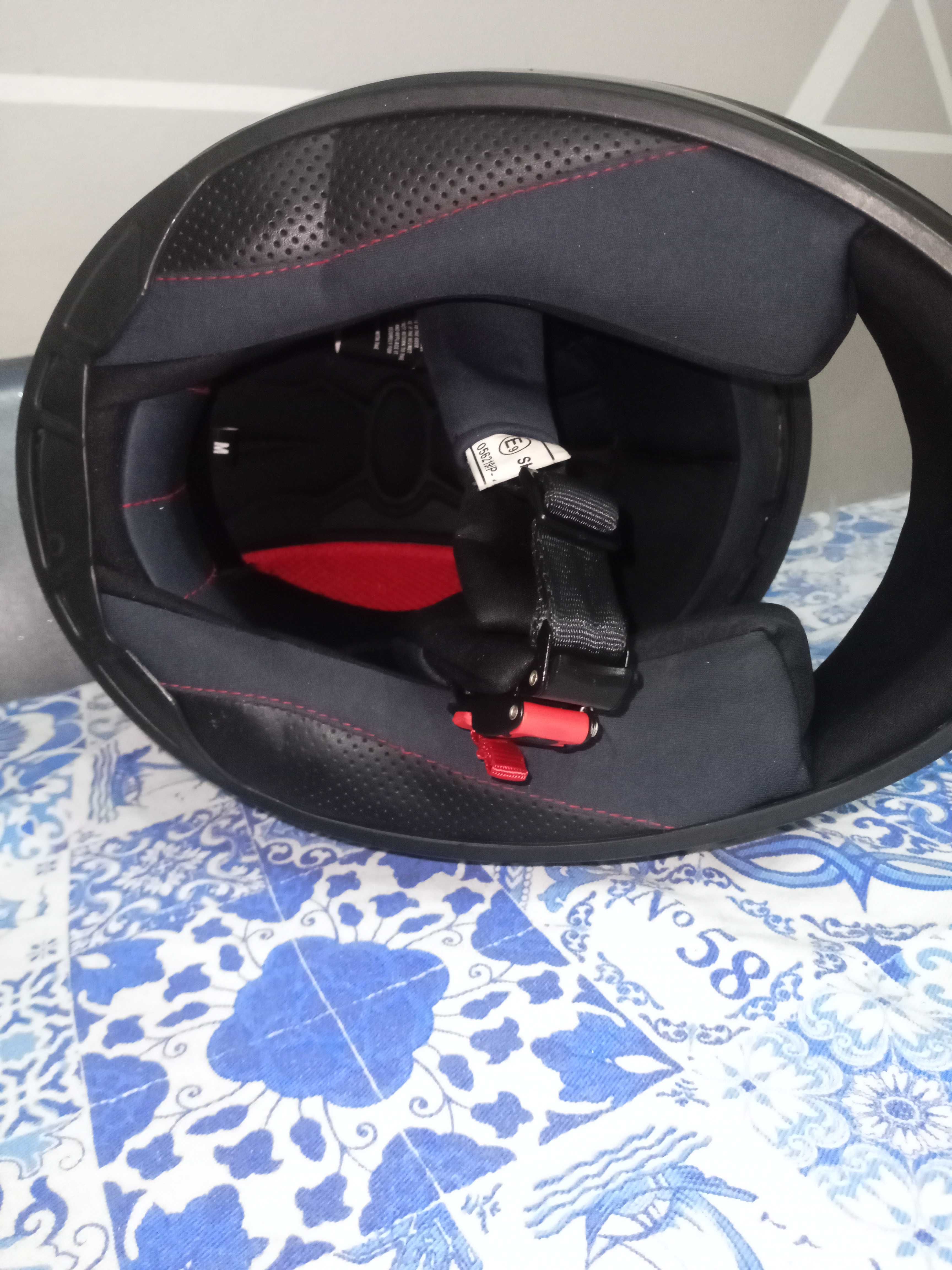 Capacetes em estado razoável