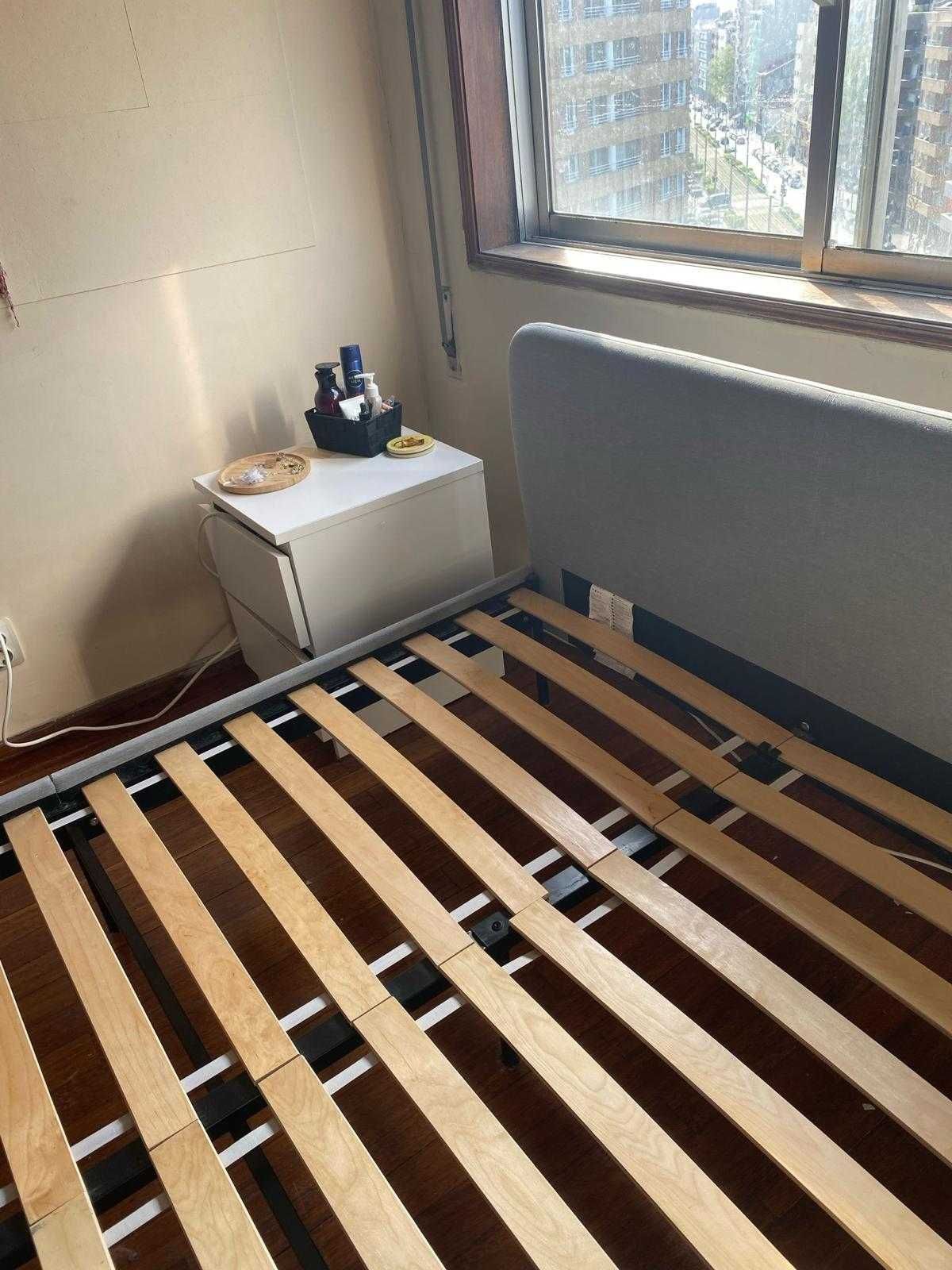 Cama em ótimo estado, para descansar a matéria com conforto