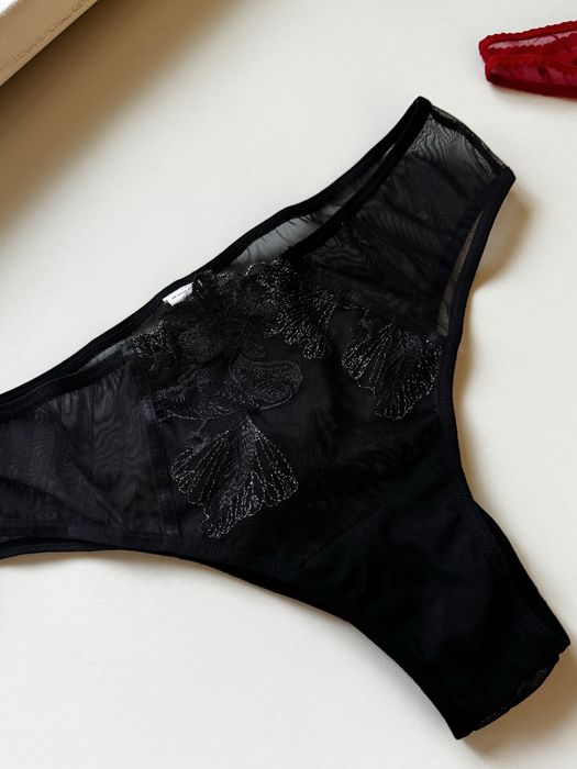 Гарні трусики червоні та чорні