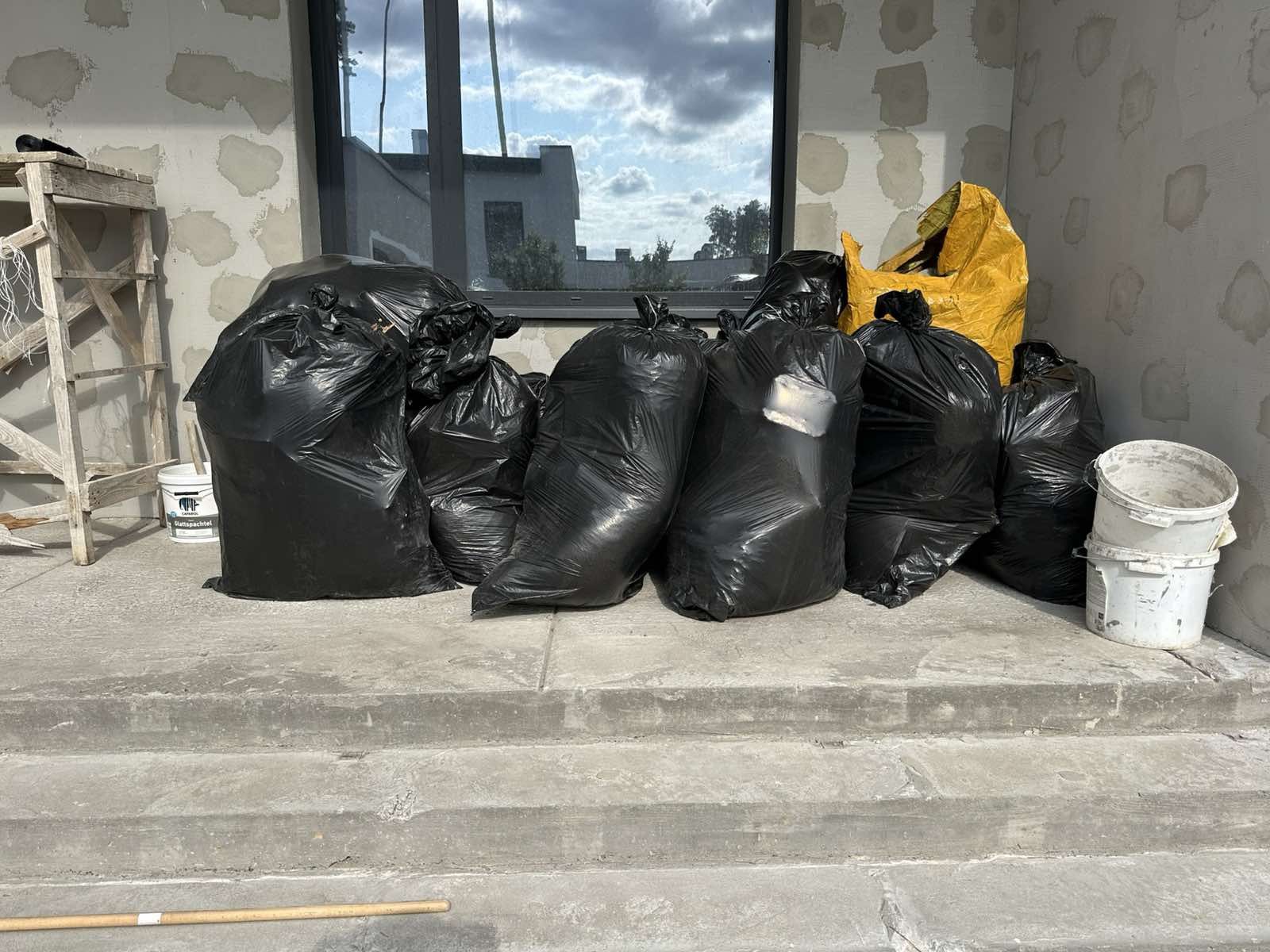 Вивіз сміття. Вивезення строй мусора, побутового хламу.