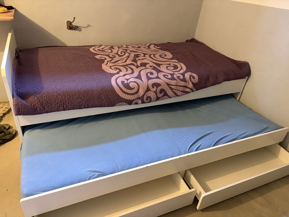 Lozko Slakt Ikea z wysuwanym lozkiem i szufladami plus materace