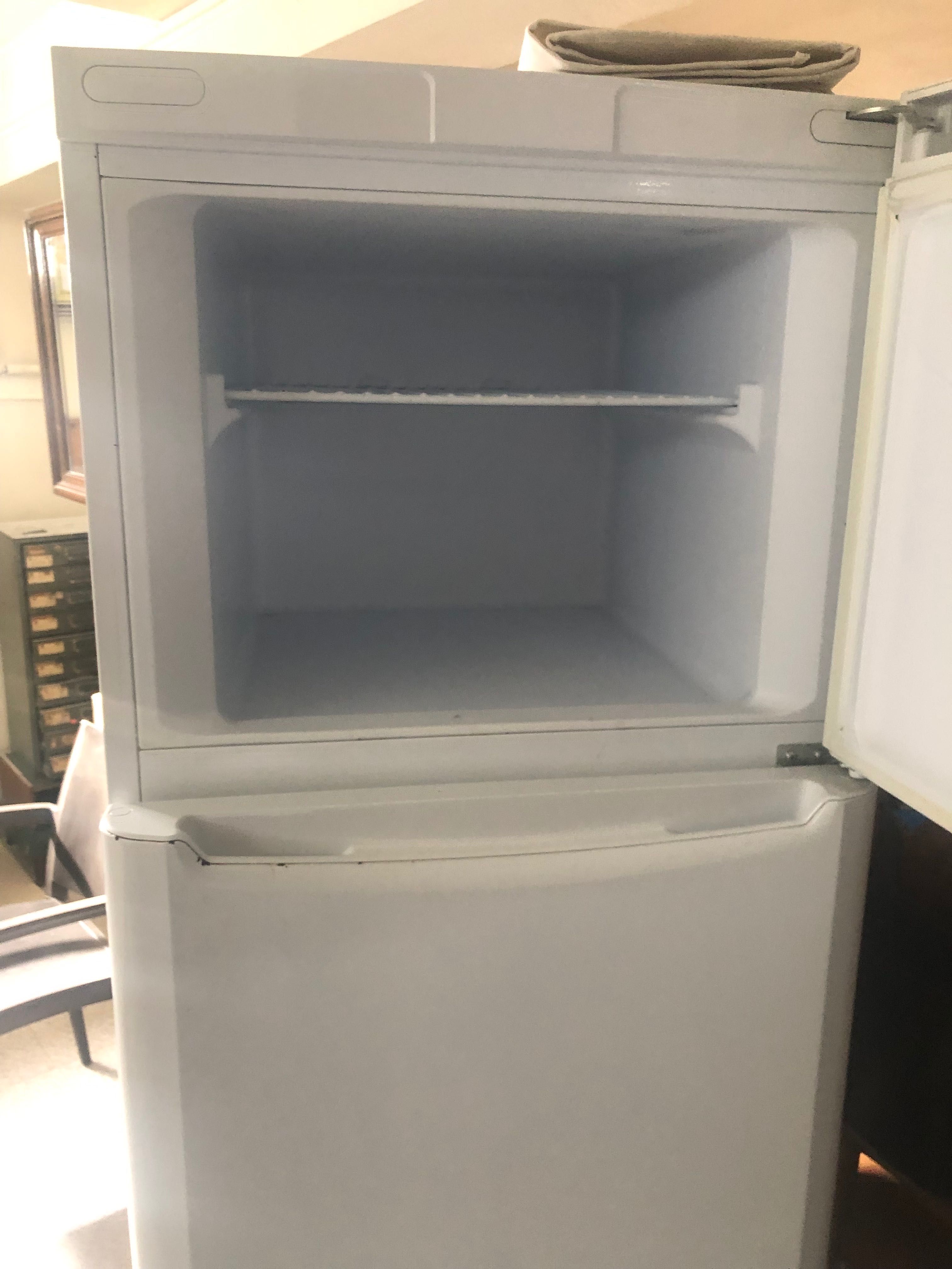 Frigorífico Indesit mais sofá 4 lugares