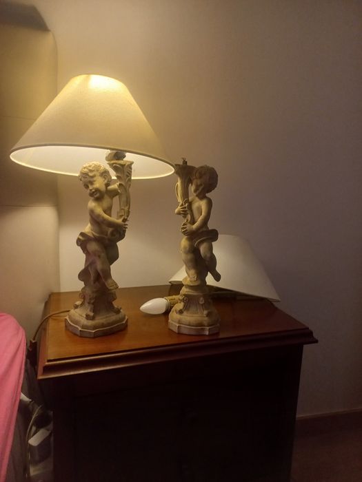 Dois candeiros antigos com pé trabalhado em formato de Anjos