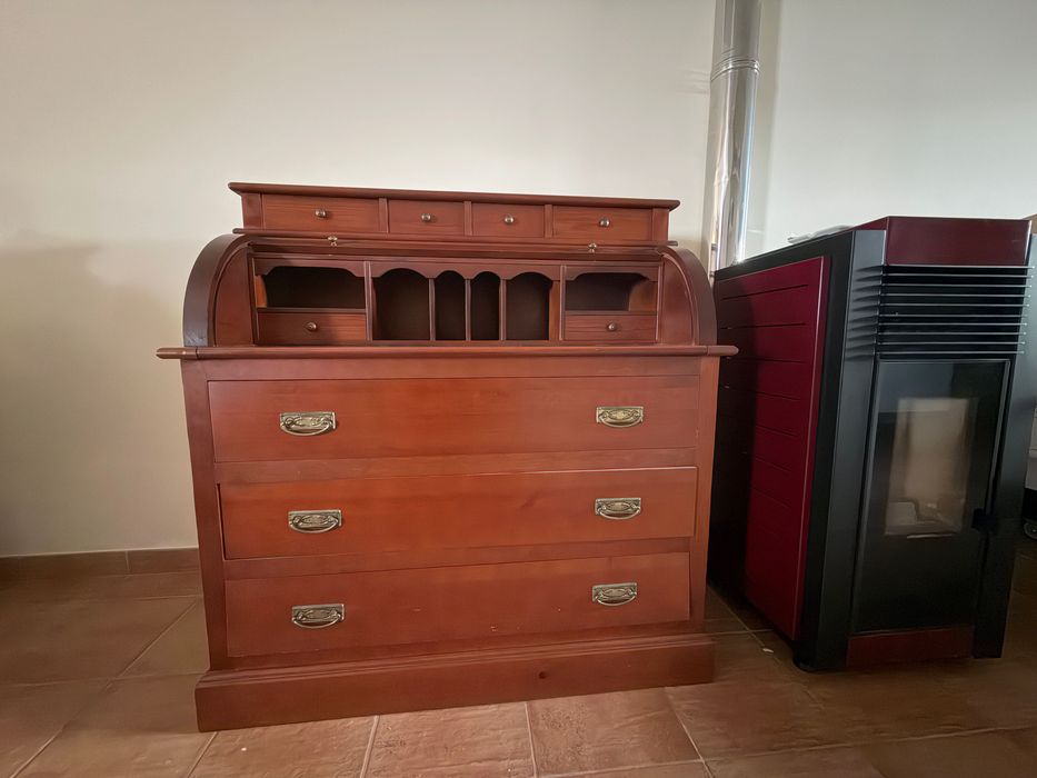 Escrivaninha antiga em madeira maciça com tampa de rolo!