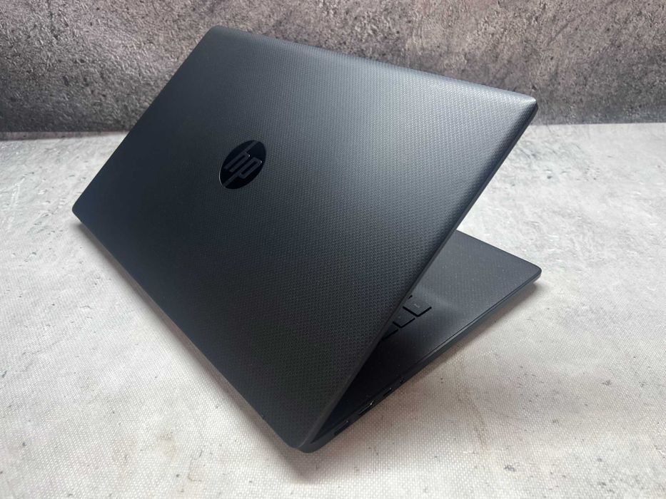 HP Pavilion 17 / Ryzen3 5300u / 16GB DDR4 / 256SSD / 17.3 HD+ / W11