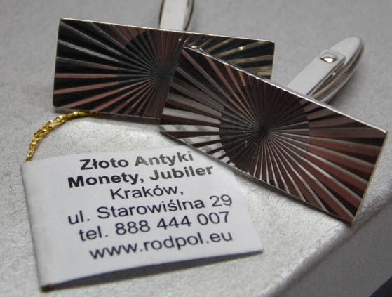 Srebrne spinki prostokątne diamentowane ozdoby.