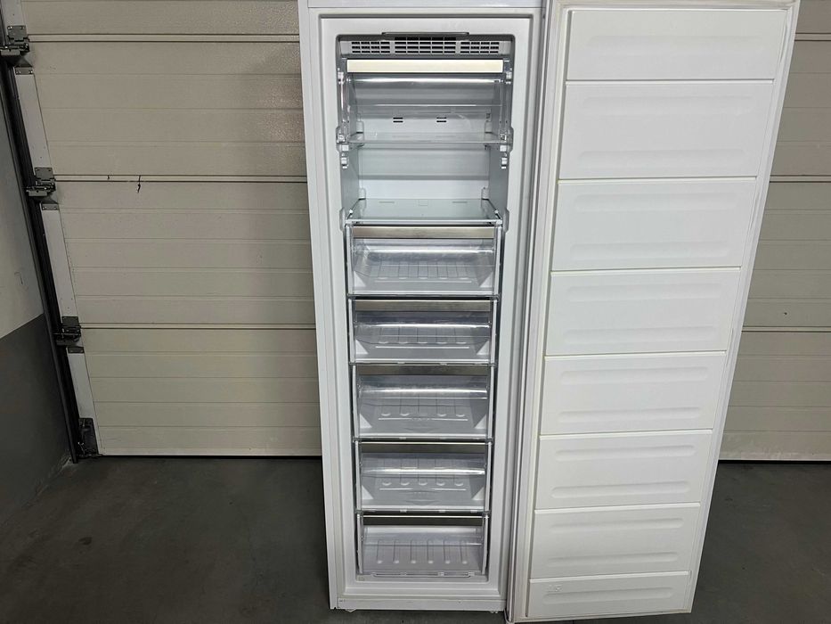 Arca Congeladora Vertical WHIRLPOOL UW8 F2D WBI N