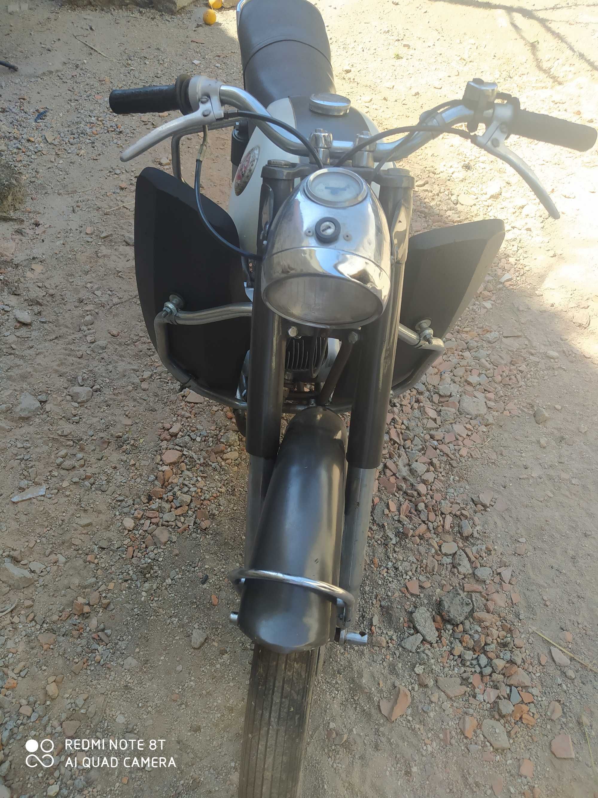 Moto antiga em bom estado