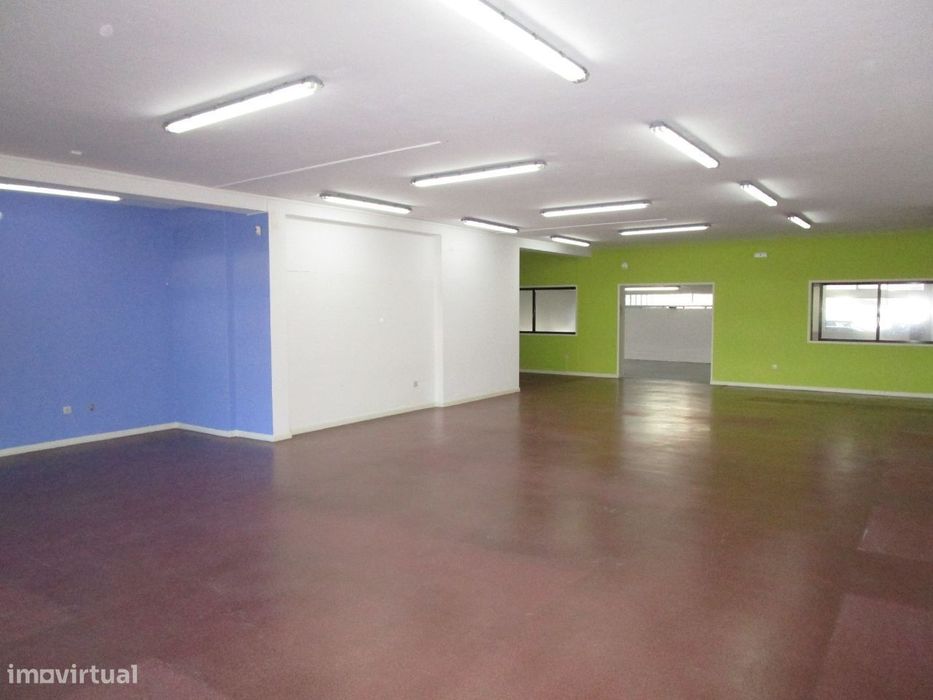 Loja comercial junto a EN1 aos Carvalhos