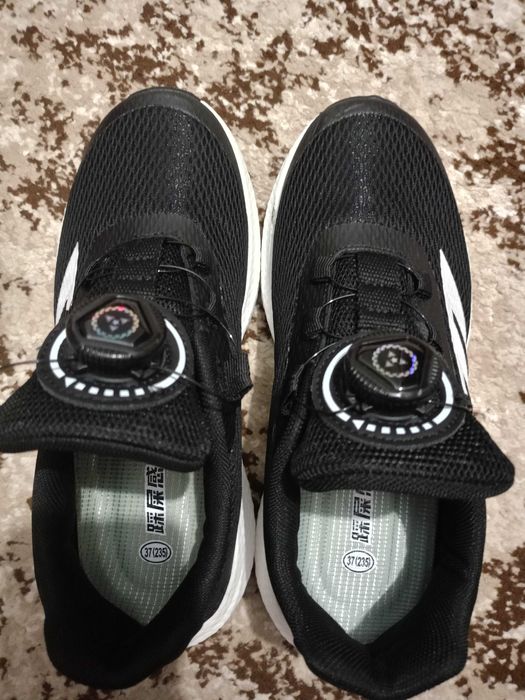 Кросівки 37 розмір, з дисковою круглою шнурівкою