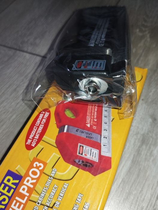 Poziomica laserowa z trzema libelkami