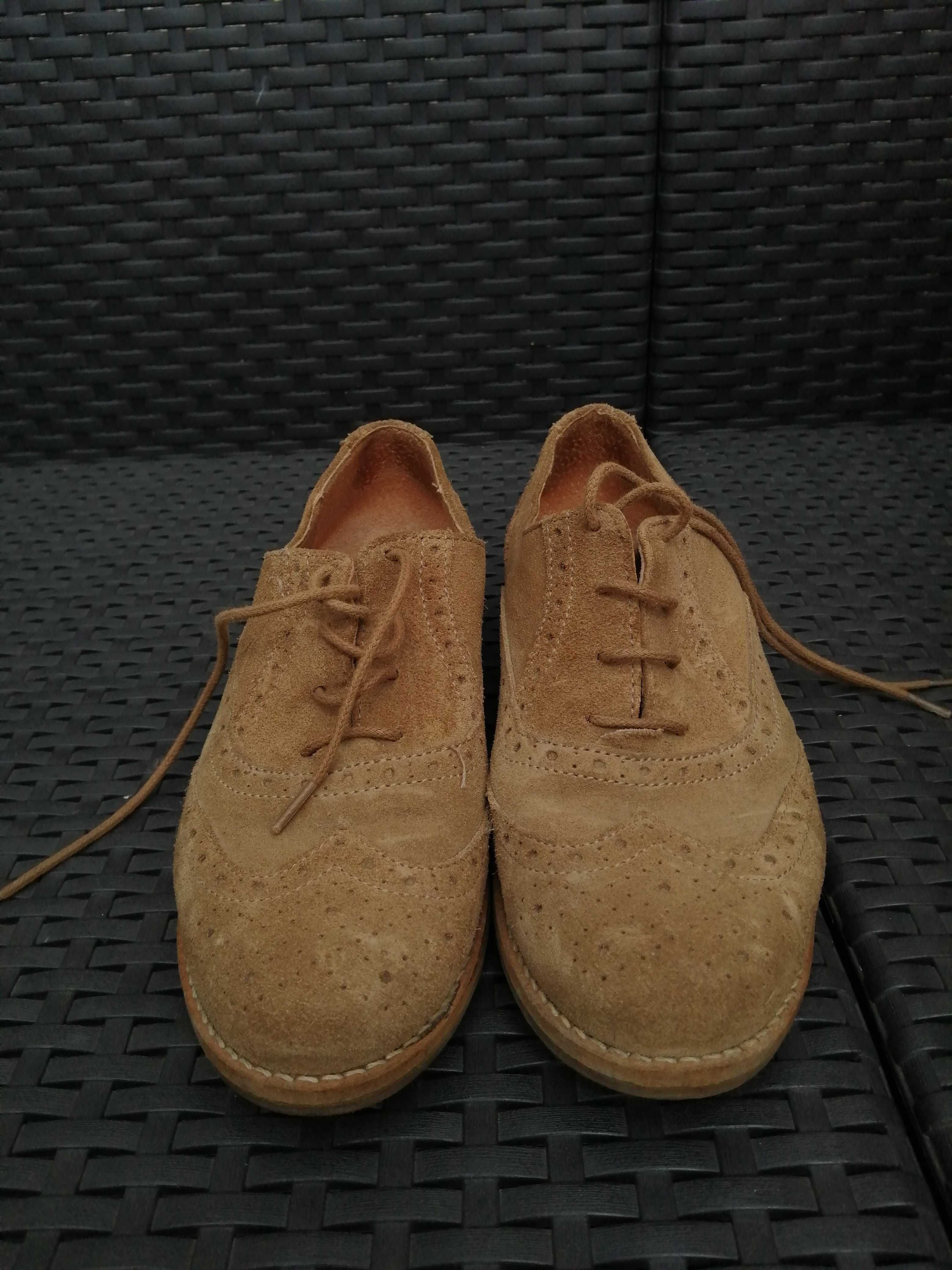 Sapatos rasos de cor castanha