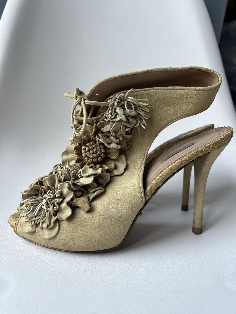 Sandalias Uterque com flores e atacadores