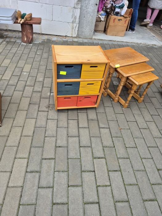 Szafka sosnowa z kolorowymi szufladkami