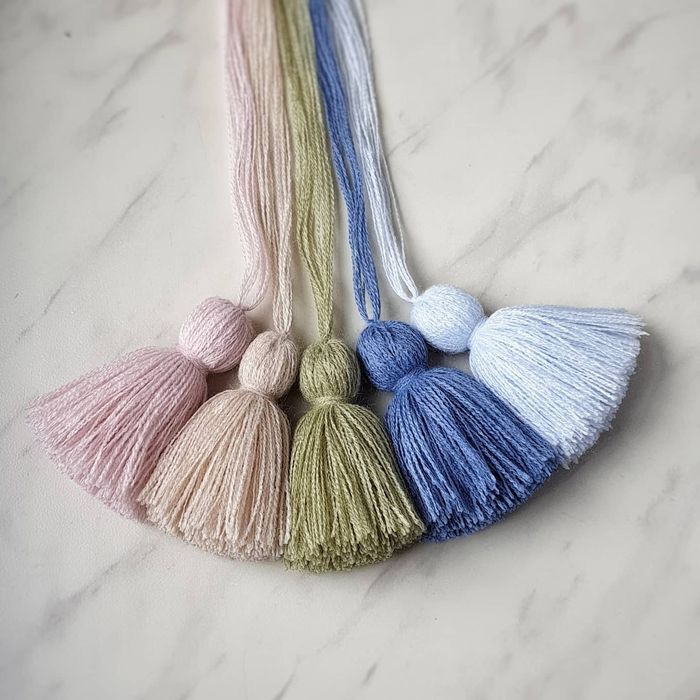 Wózek na zabawki wiklinowy dla dzieci handmade chwosty/pompony