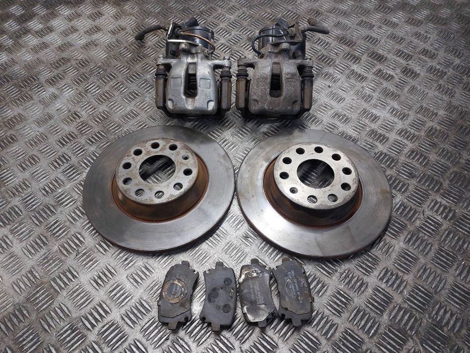 TARCZE HAMULCOWE TYŁ + KLOCKI + ZACISKI VOLKSWAGEN PASSAT B6