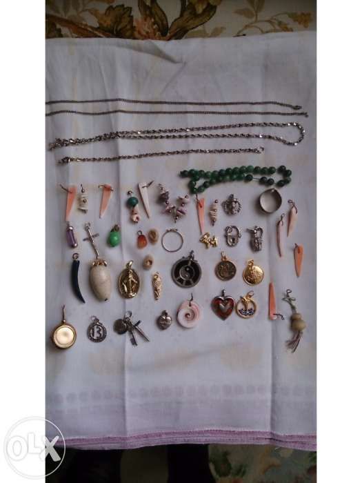 Conjunto de várias peças de bijuteria