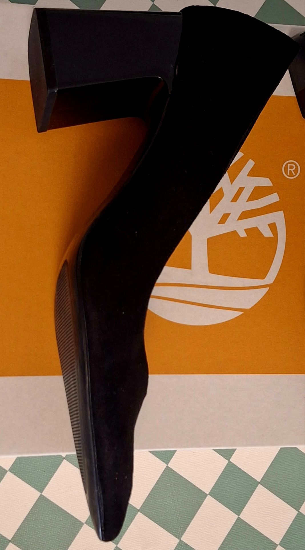 Sapatos salto alto camurça