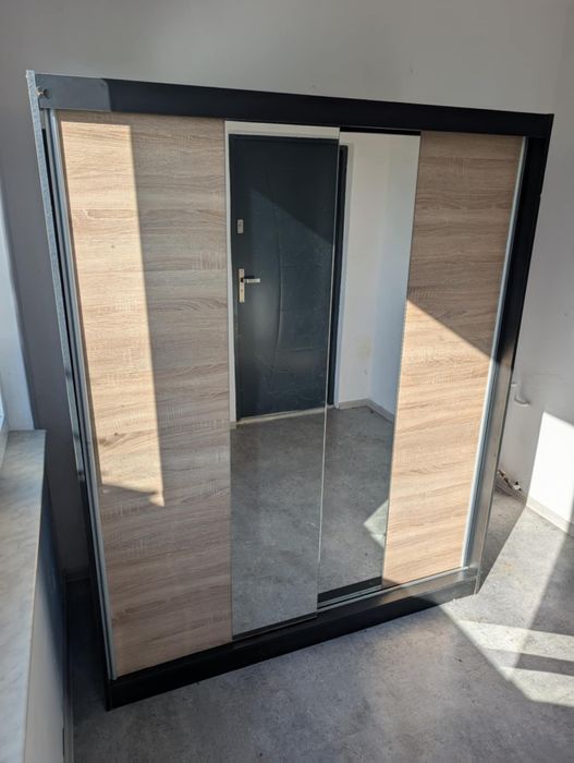 Szafa z drzwiami przesuwnymi