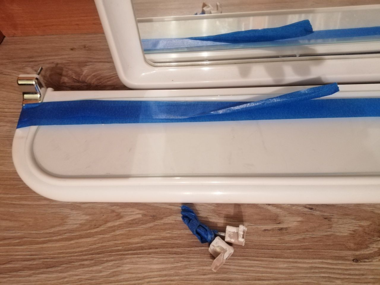 Lustro łazienkowe z półką