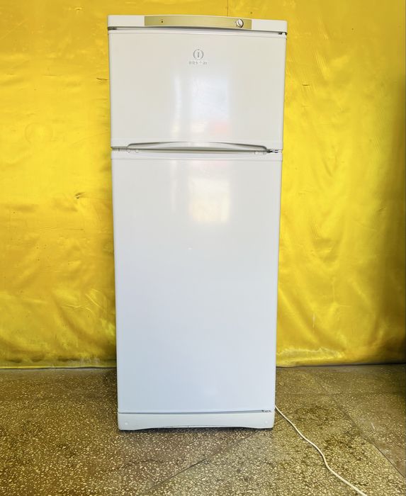 Двухкамерный холодильник Indesit ST145