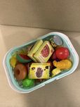Cesto com frutos e legumes brincar