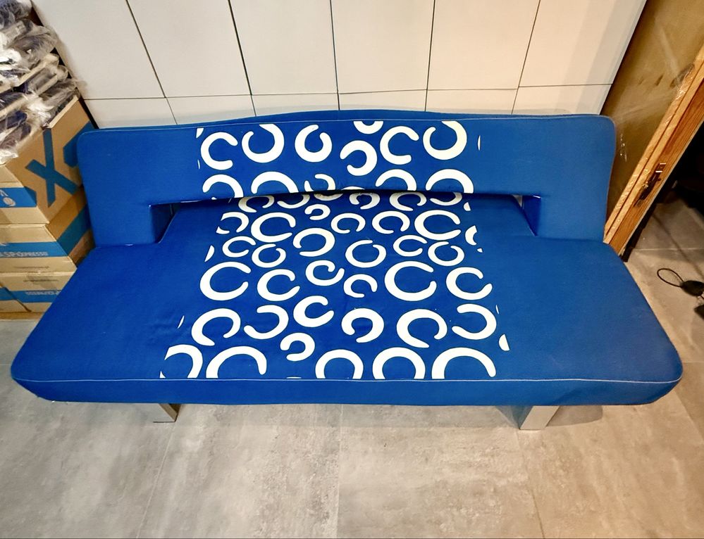 Sofá cama azul e trama em branco
