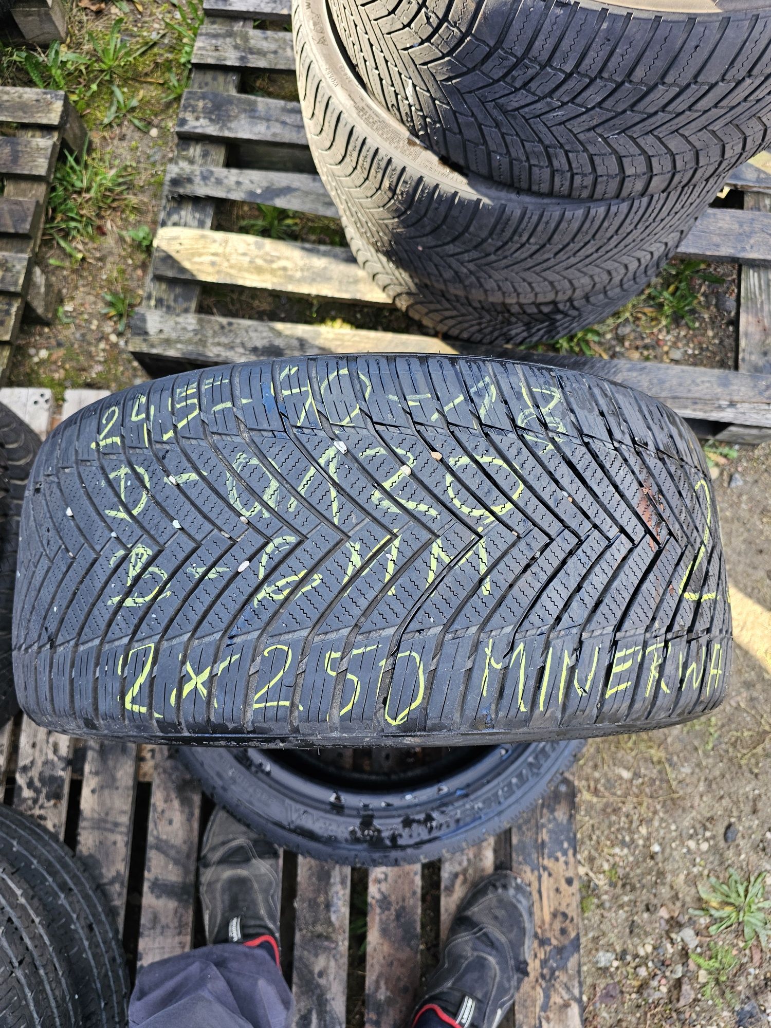245/40R18 97Y Minerva Allseason Master /2×