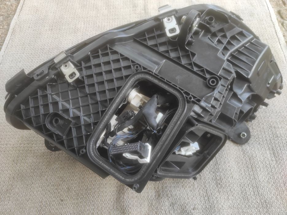 Farol esquerdo Mercedes 205 lift Full Led Multibeam