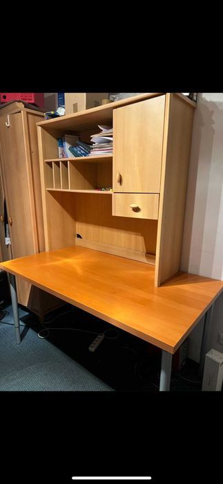 biurko z regulowaną wysokością nóg oraz nadstawką