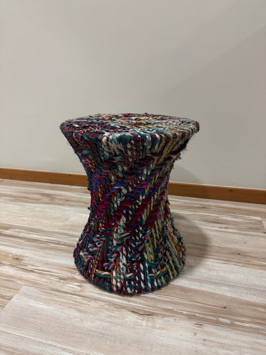 Pequeno banco em tecido trançado