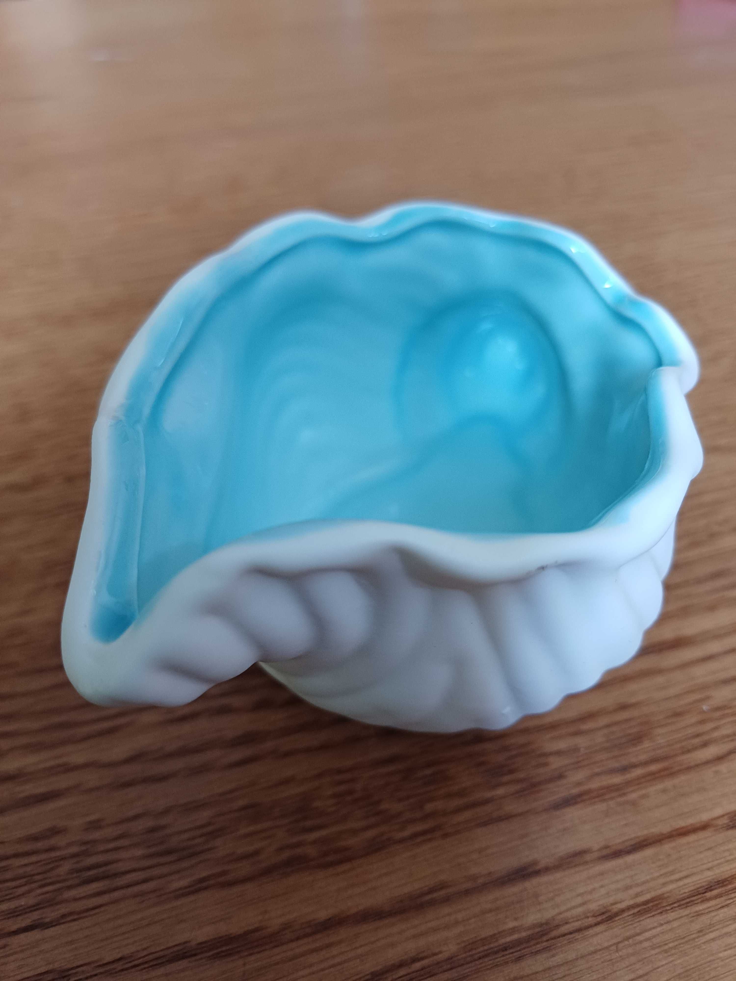 Uroczy wazonik ceramiczny w kształcie muszli