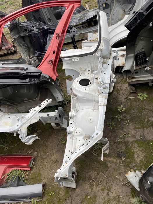 Четвертина передня ліва  toyota ауріс auris e180 12-