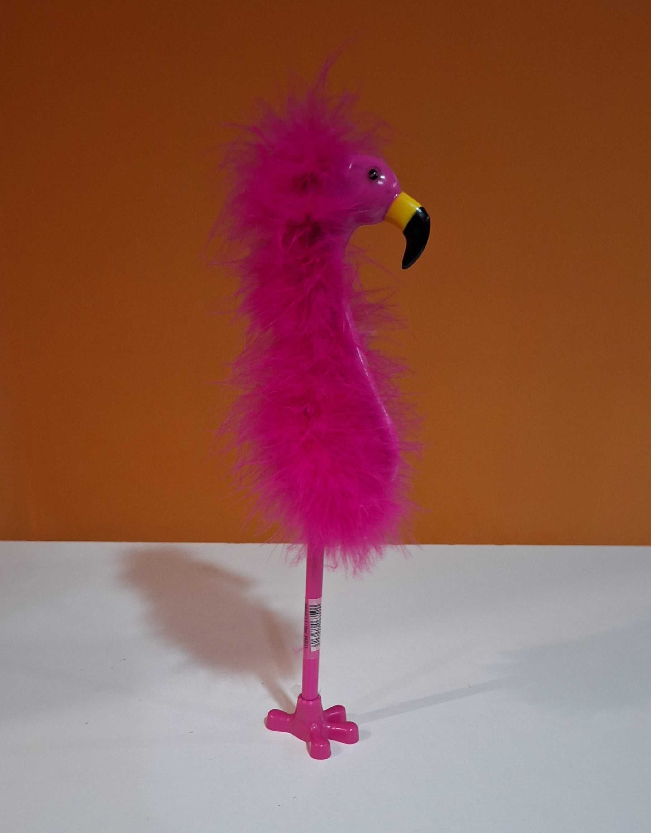 Długopis ciemno różowy flaming z futerkiem na stojący nóżce