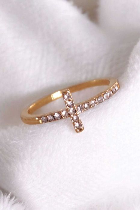 Pierścionek krzyż z cyrkoniami