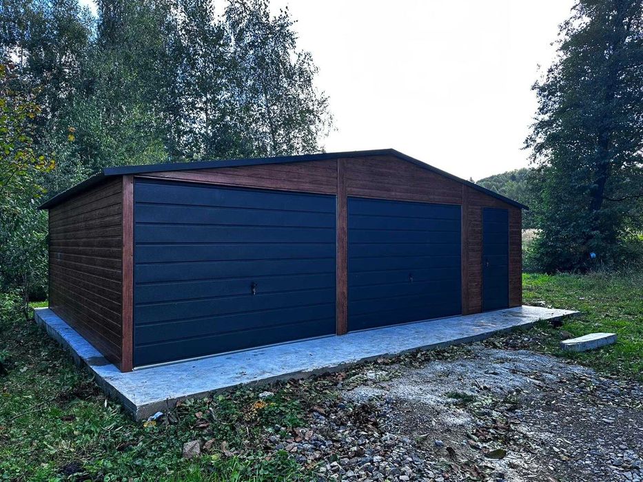 Garaż blaszany 8×5 m drewnopodobny, dach dwuspadowy, bramy uchylne