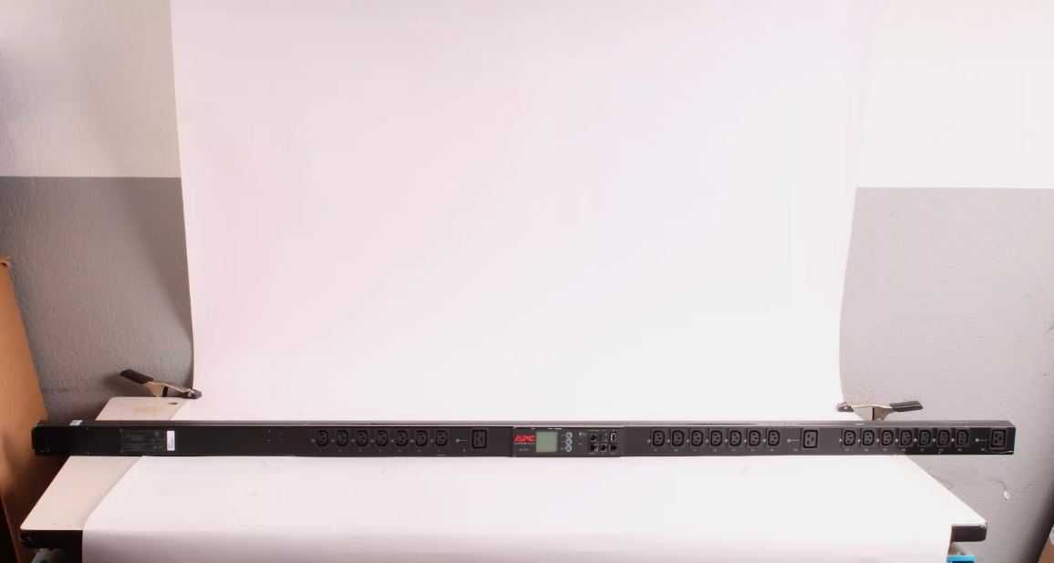 Розумний PDU APC (AP8959EU3) 16 А, 230 В, 24 розеток C13/C19