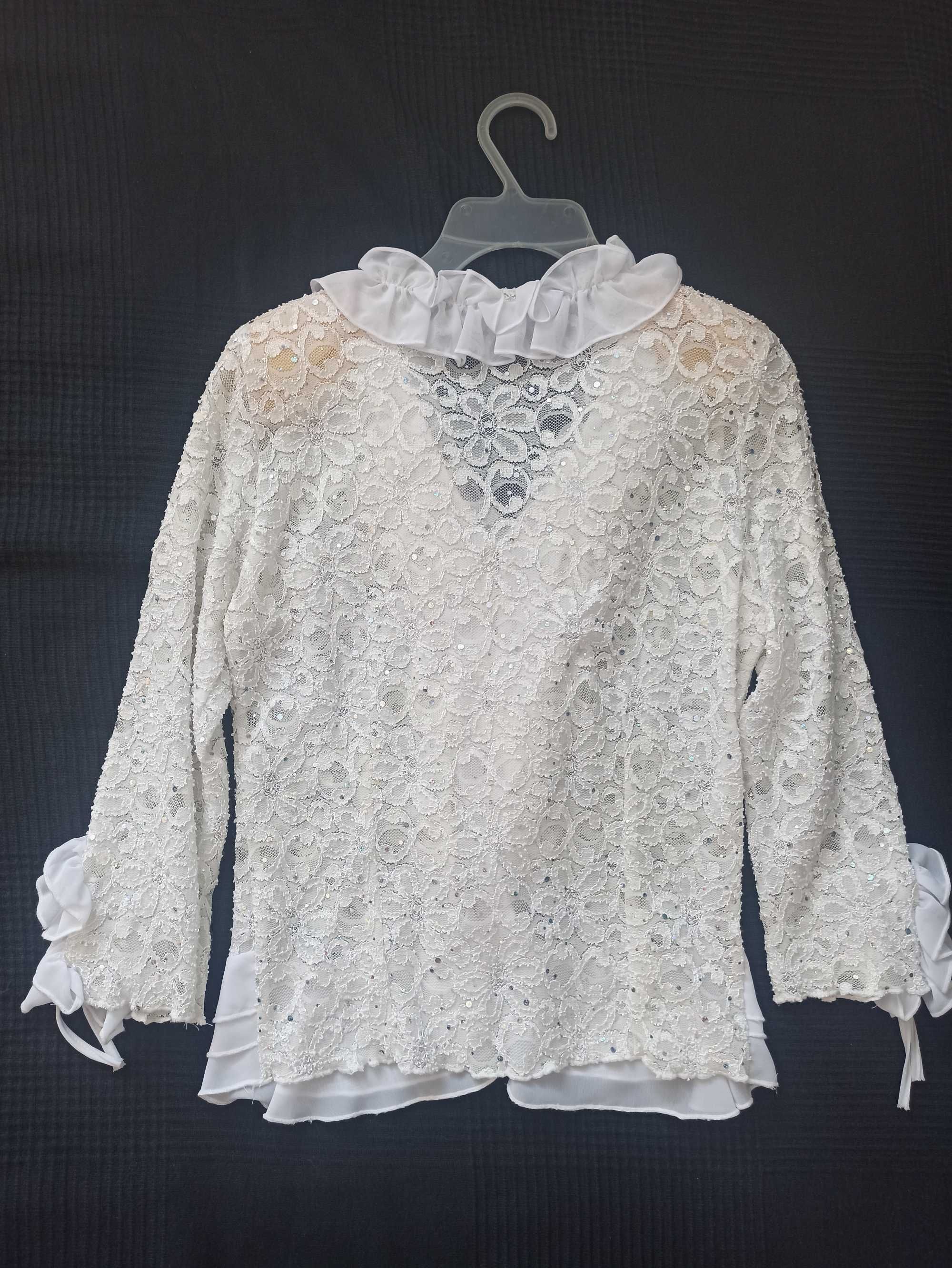 Elegancka biała koronkowa bluzka
