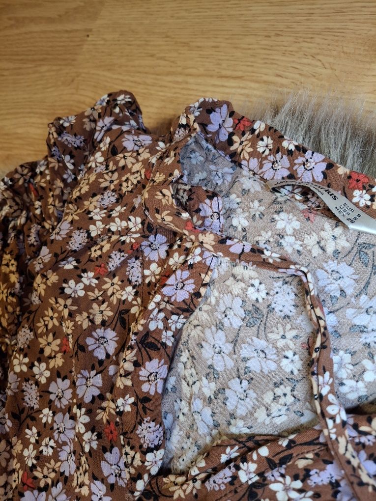 Elegancka zwiewna sukienka w kwiaty midi S Stradivarius