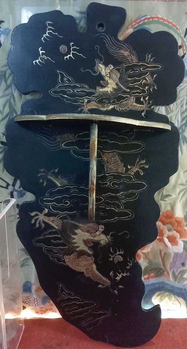 Bonito e Antigo Par de expositores Chineses, em madeira lacada,