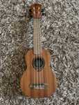 Ukelele da marca Lag em ótima condição, perfeito para iniciantes.