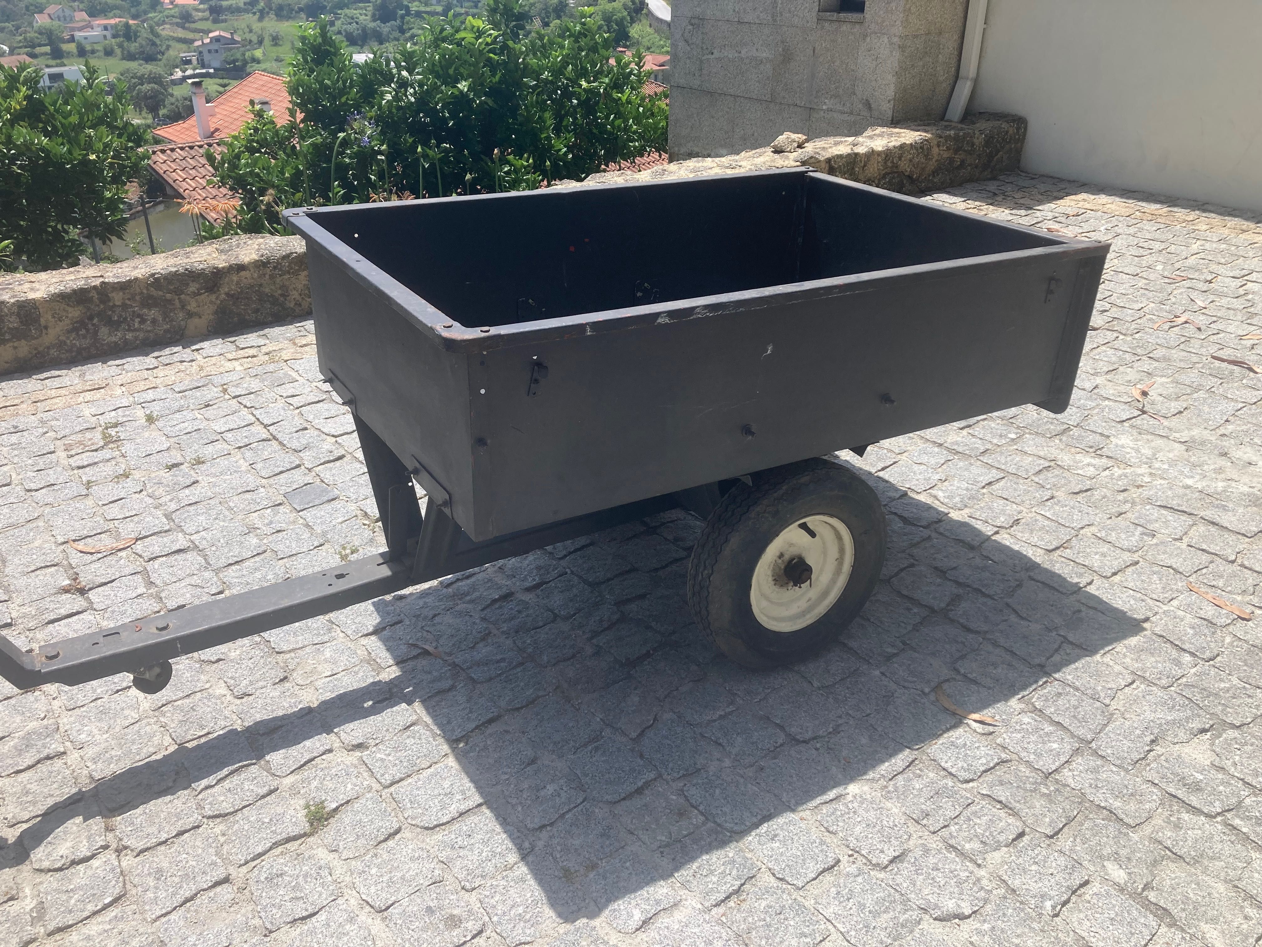 Moto 4 Suzuki LT-F 160 Quadrunner com atrelado
