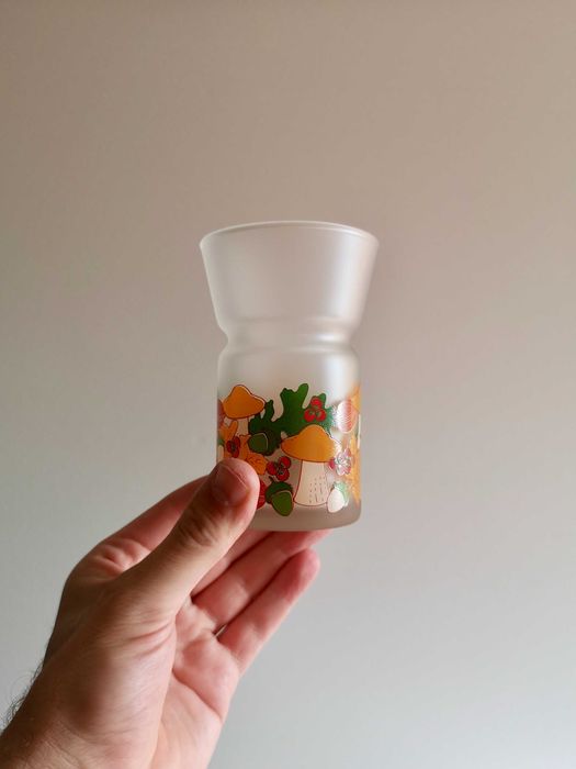 Par de copos vintage em vidro fosco e com asa removível; outonal