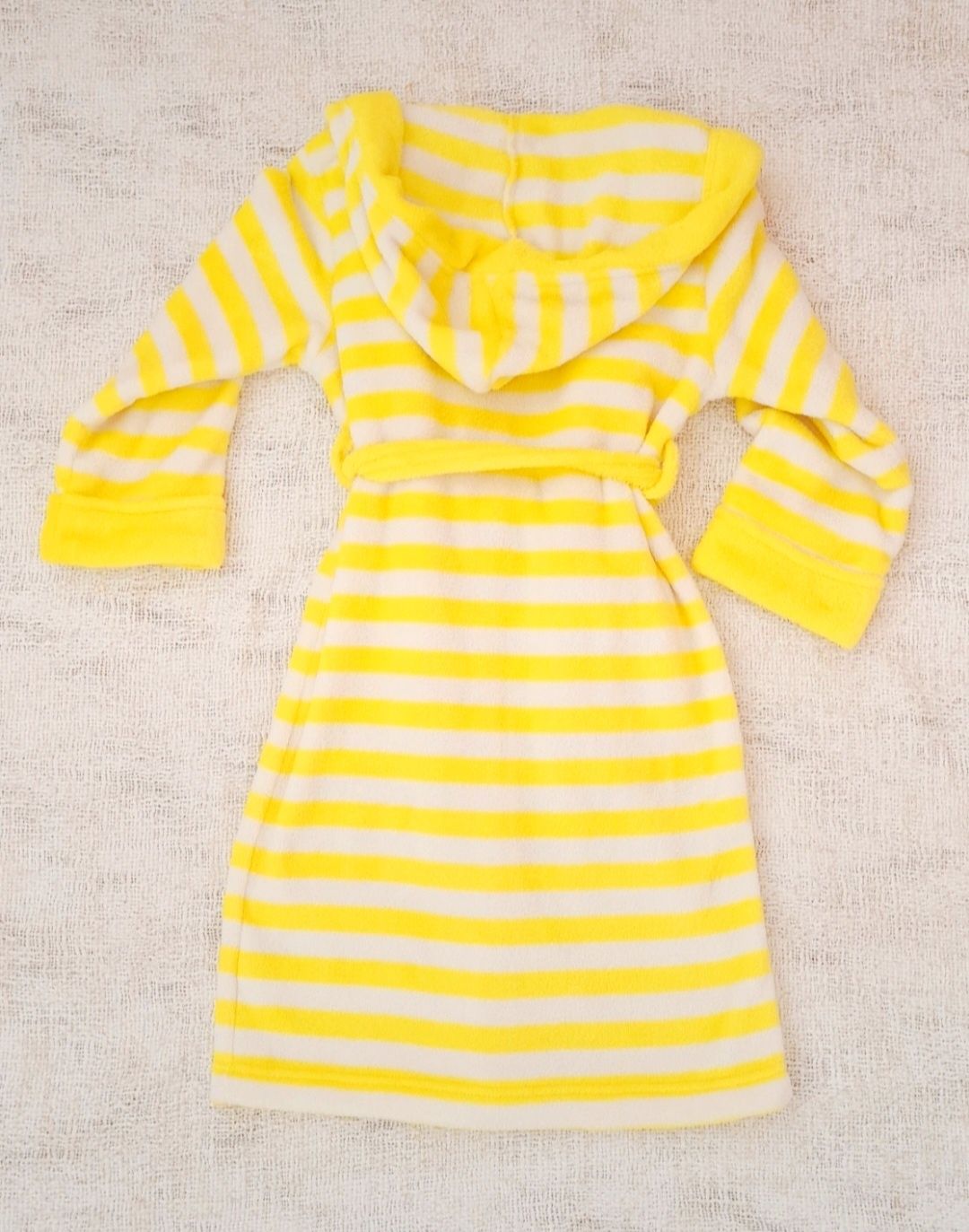 Robe branco às riscas amarelas